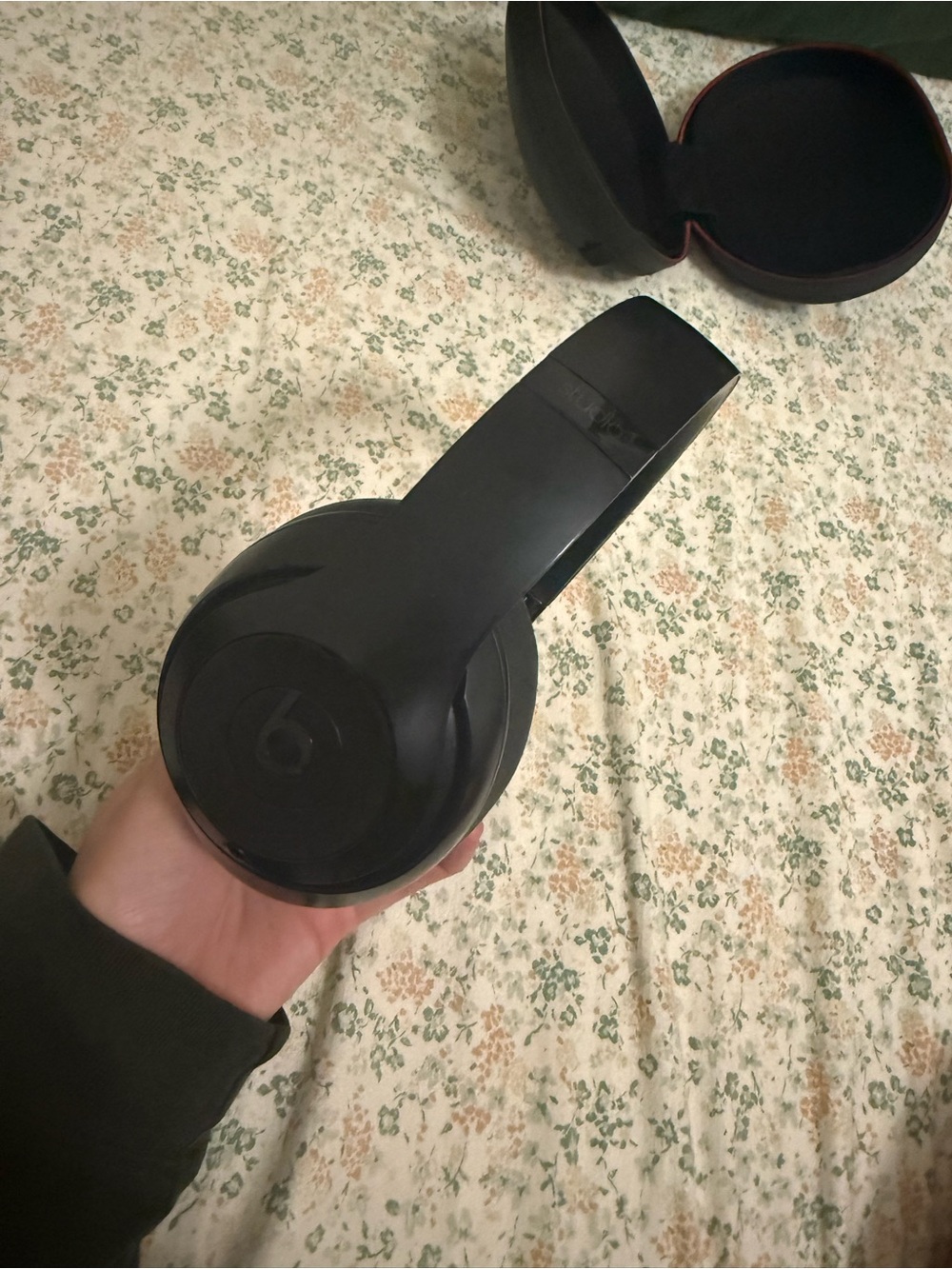 Studio3 Wireless Over-Ear Headphones — Matte Black - Picture 7 of 7